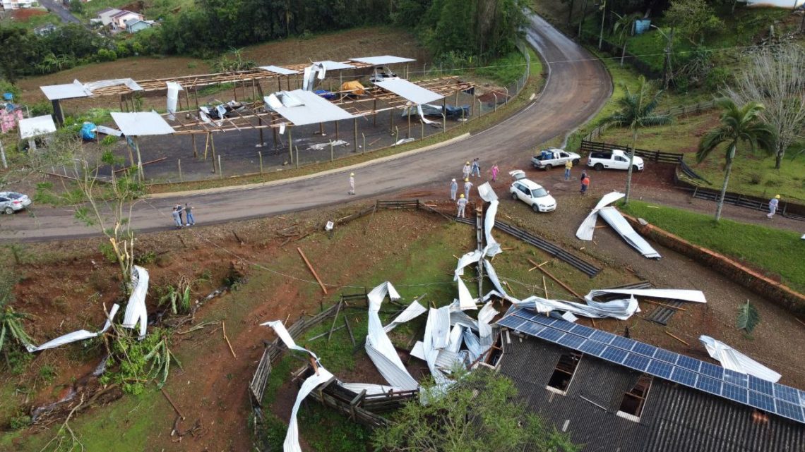 Vídeo: tornado foi motivo dos estragos causados em Itá, diz Defesa Civil de SC