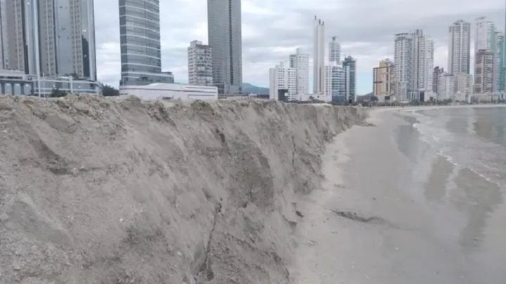 “Degrau” aparece na praia alargada de Balneário Camboriú; veja imagens