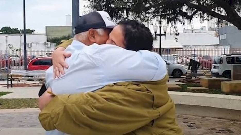 Vídeo: pai e filha se reencontram após 30 anos em SC