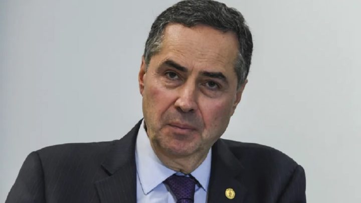 Senadores pedem impeachment de Barroso após jantar com advogado de Lula