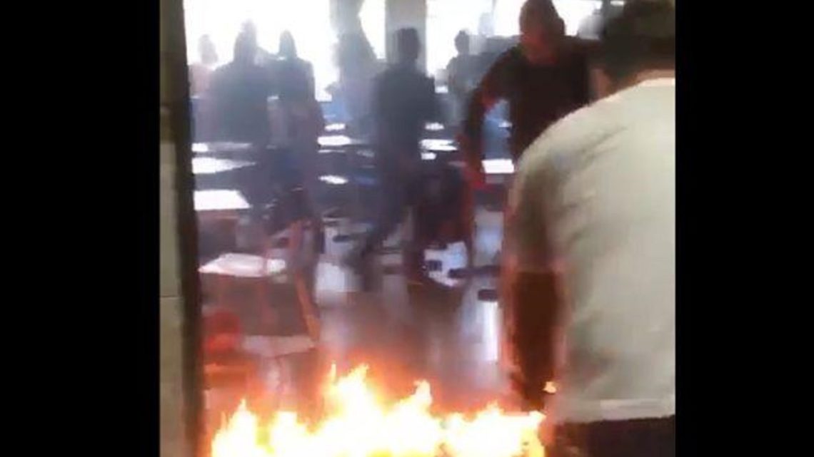 Adolescente ateia fogo em sala de aula e tenta impedir saída de alunos