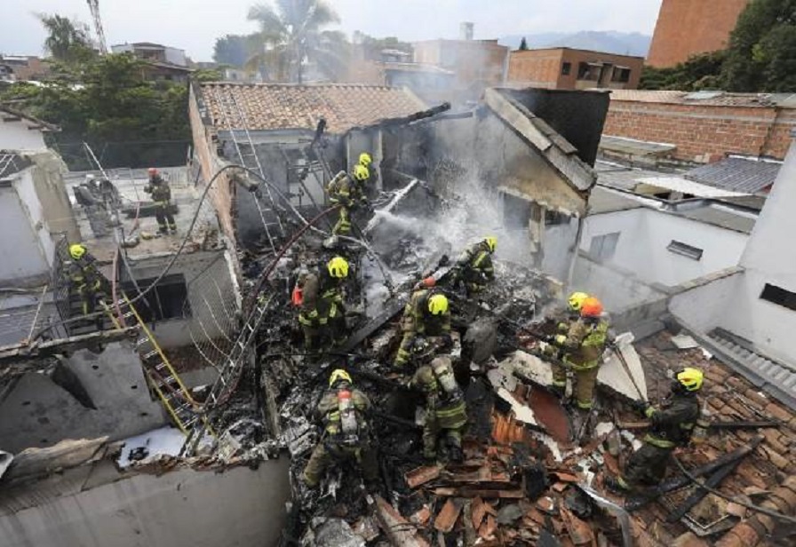 Avião cai sobre casas e deixa oito pessoas mortas em Medellín, na Colômbia