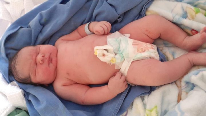 Bebê nasce com mais 5 kg e surpreende mãe em SC