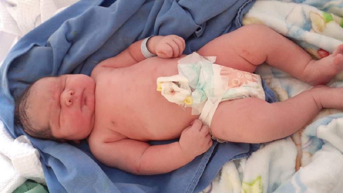 Bebê nasce com mais 5 kg e surpreende mãe em SC