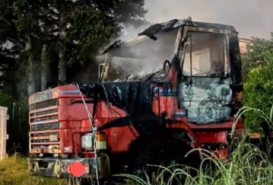 Caminhão tem cabine destruída durante incêndio em SC