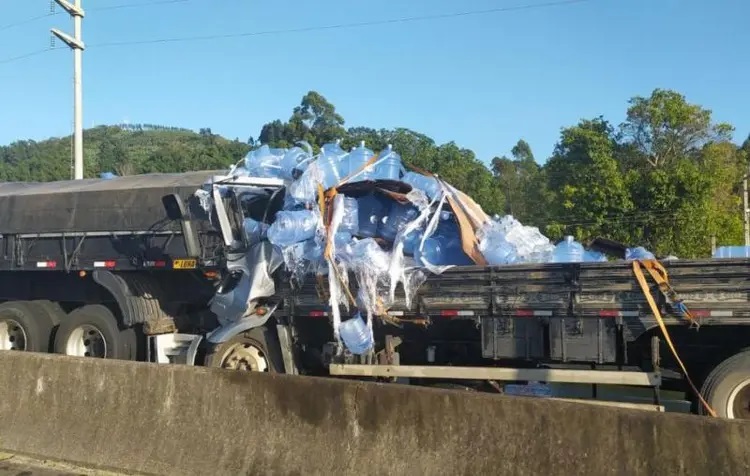 Caminhoneiro morre e passageiro fica gravemente ferido após colisão traseira na BR-101