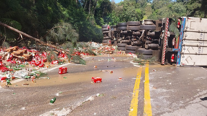 Carreta carregada de cerveja tomba e interdita BR-282 em Águas Mornas