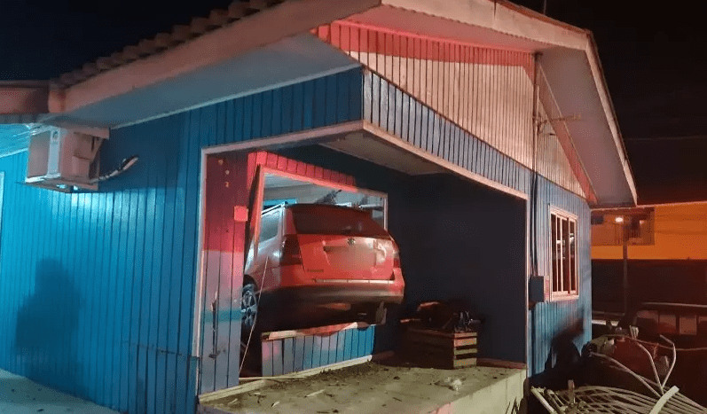 Carro desgovernado invade casa, atropela mulher e para no meio da cozinha em SC