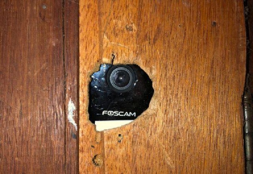 Casal encontra câmera escondida dentro de apartamento alugado