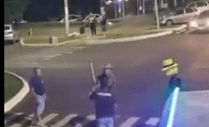 Vídeo: com arco e flecha, homem impede passagem da Carreta da Alegria