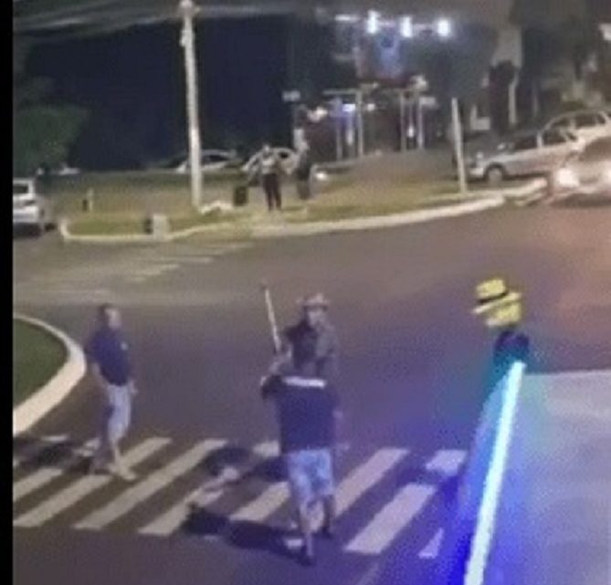 Vídeo: com arco e flecha, homem impede passagem da Carreta da Alegria