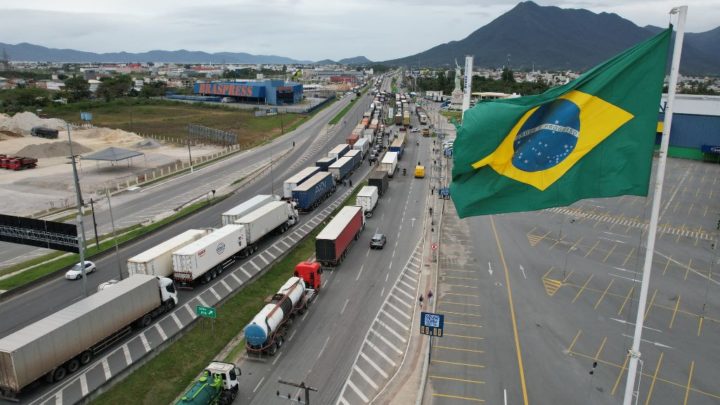 Rodovias federais voltam a ter 6 bloqueios, diz PRF