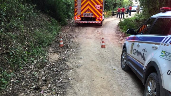 Homem é encontrado morto em rio e cachorro enforcado em ponte no Sul de SC