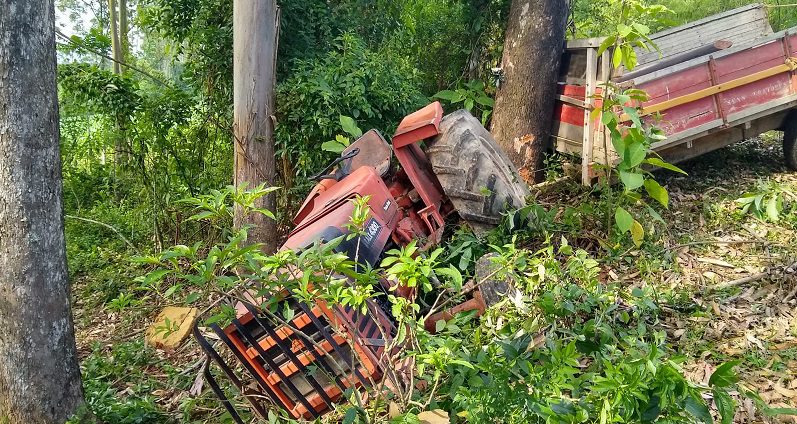 Homem morre após tombamento de trator em SC