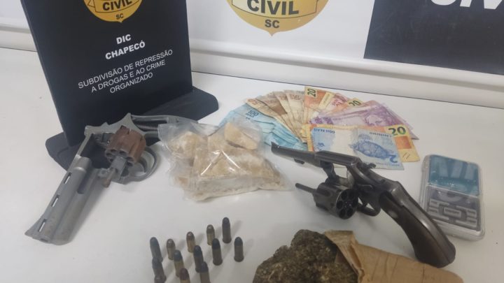 Polícia Civil deflagra operação “Olhos de Rapina”, prende homem em flagrante e encontra drogas e armas em Chapecó