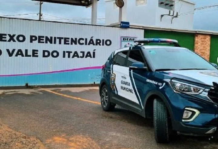 Jovem xinga guardas, risca veículo de segurança e acaba preso no dia do aniversário em SC