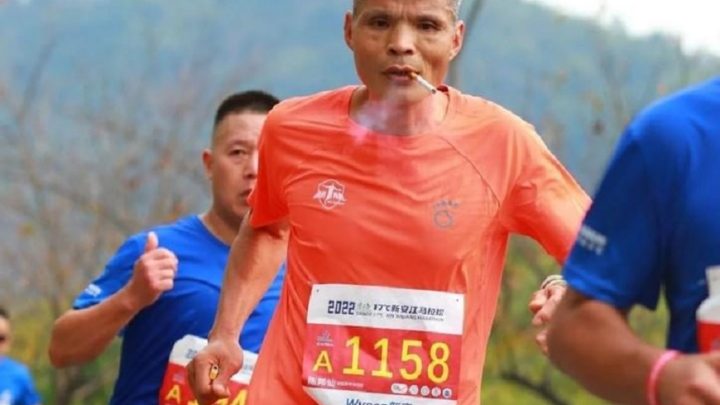 Maratonista de 50 anos corre 42 km fumando e choca internautas