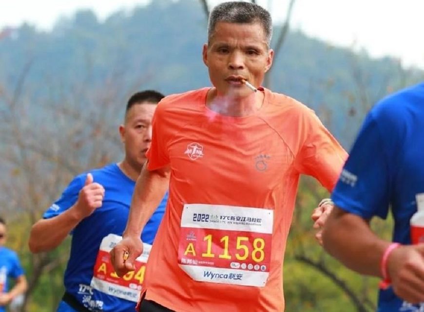 Maratonista de 50 anos corre 42 km fumando e choca internautas