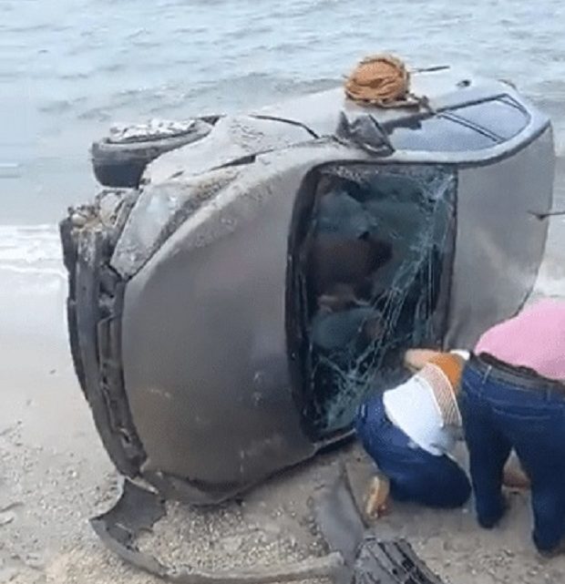 Vídeo: motorista perde o controle do carro, que capota e acaba em areia de praia