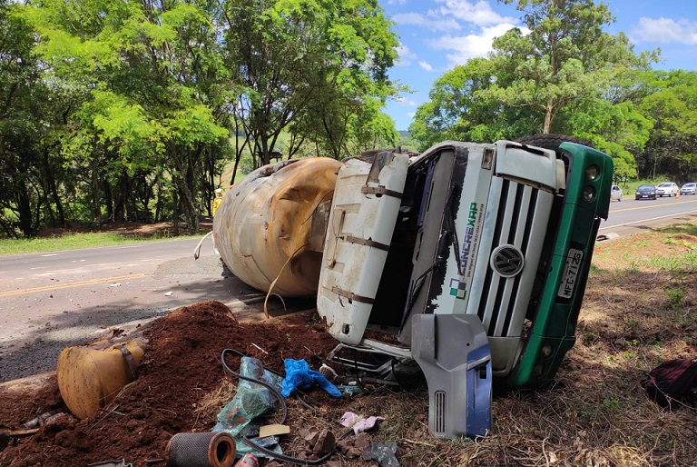 Motorista pula de veículo em movimento durante tombamento de caminhão