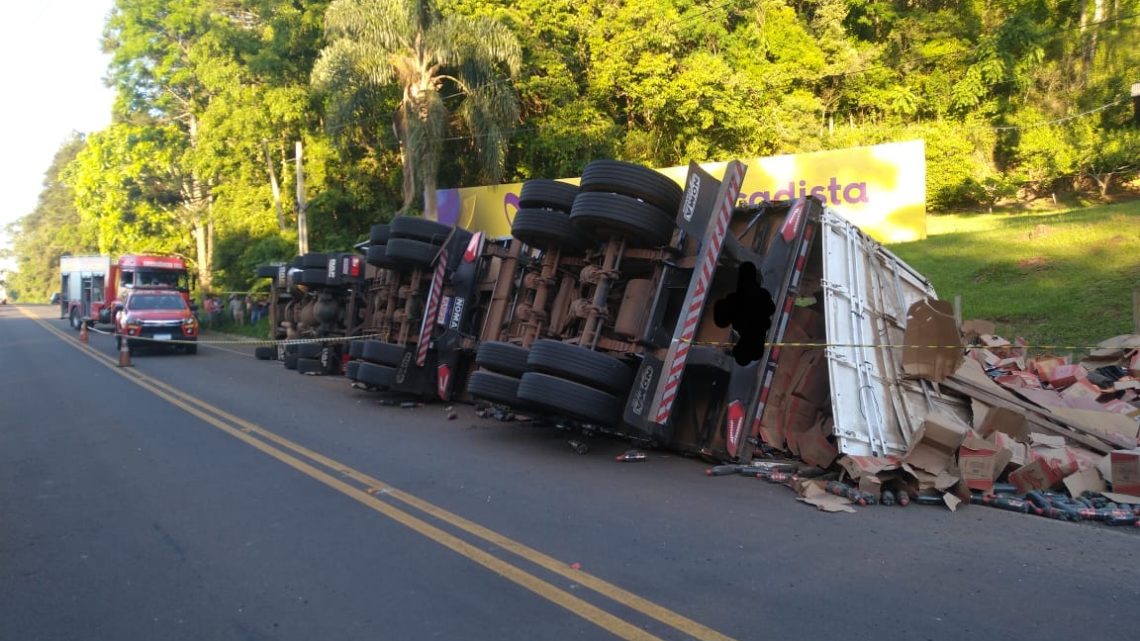 Passageiro morre em tombamento de carreta de bebidas na SC-135