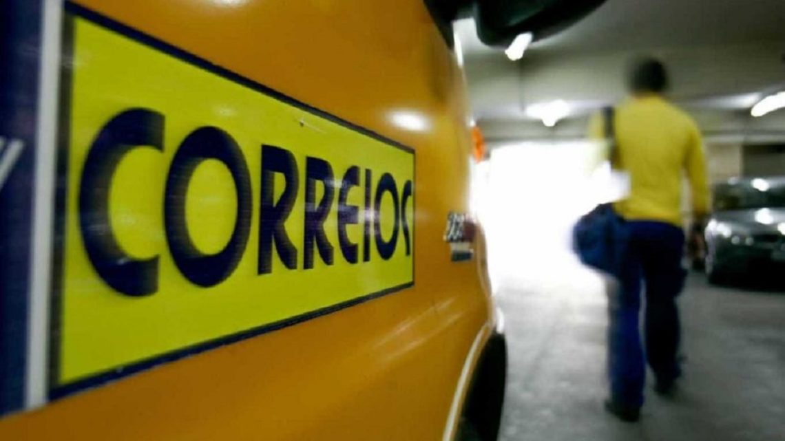 Quadrilha invade agência dos Correios, rouba mercadorias e faz reféns na Serra Catarinense