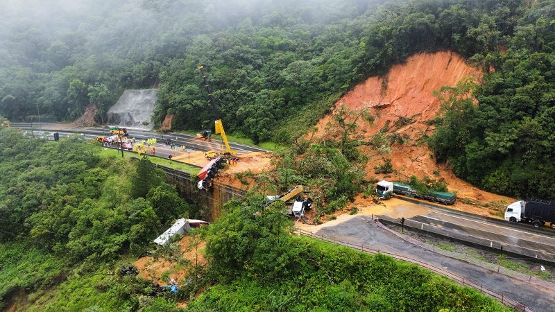 Terceira vítima é retirada sem vida do deslizamento de terra na BR-376