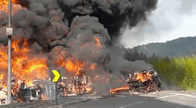 VÍDEO: Caminhão carregado de combustível tomba, pega fogo e fica totalmente destruído em Capão Alto