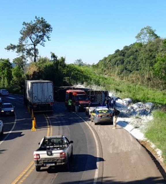 Vídeo: carreta carregada de farinha de trigo tomba na curva do coelho na BR-282