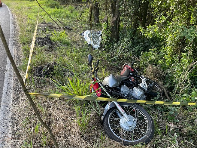 Homem morre após bater moto contra árvore em Guatambu