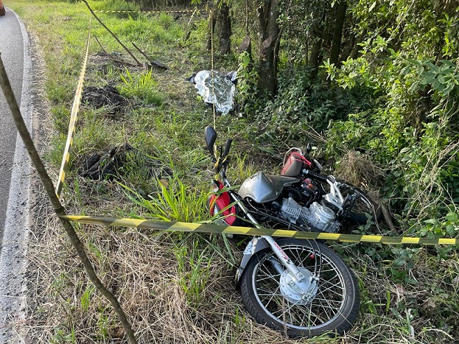 Homem é arremessado a dez metros ao bater moto em árvore durante trilha em  SC