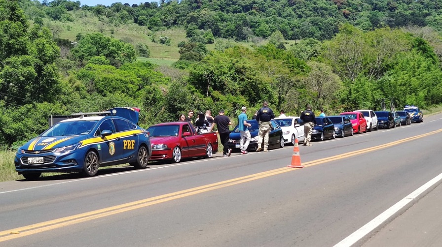 PRF Flagra comboio de veículos rebaixados na BR-282 em Chapecó