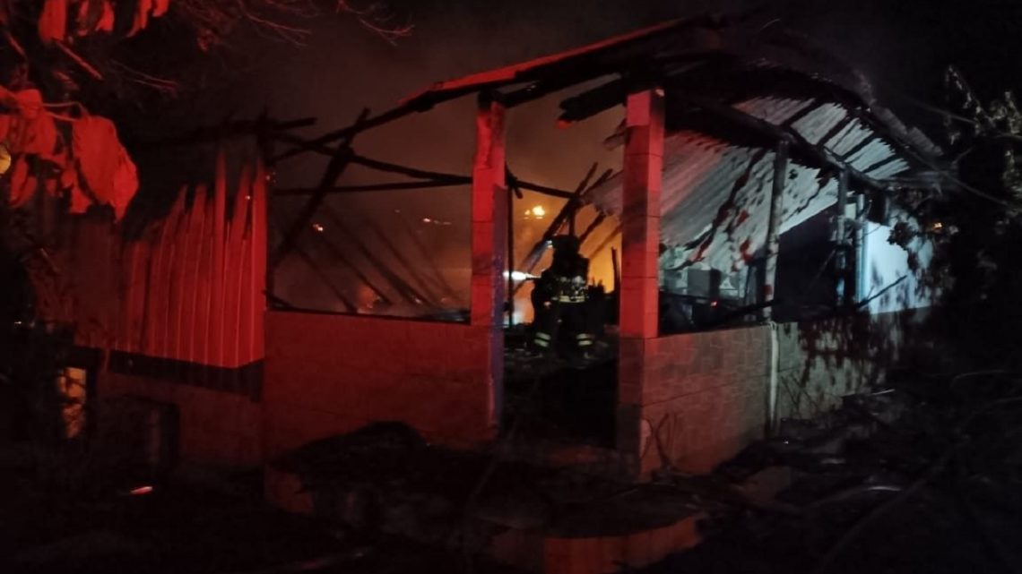 Casa desaba após ser destruída pelo fogo em Seara