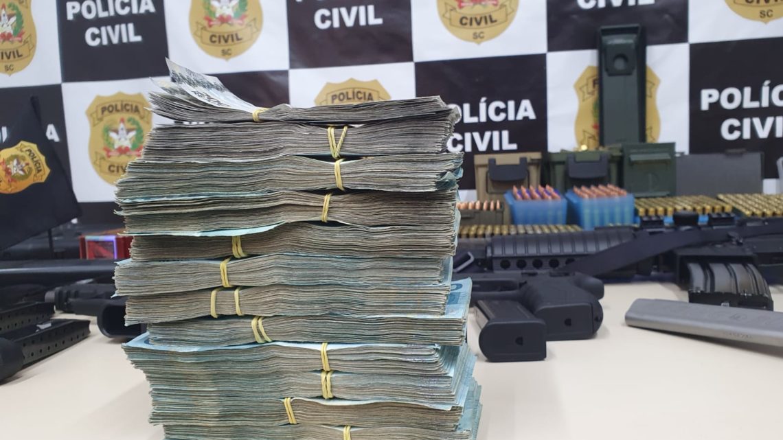 Vídeos: Polícia Civil deflagra operação e prende duas pessoas e apreende arsenal de armas no oeste