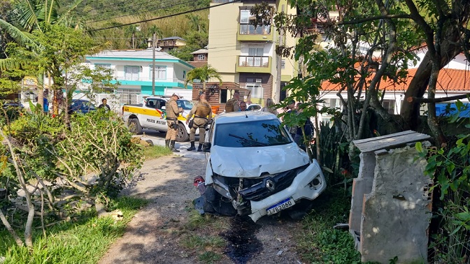 Motorista embriagado atropela trabalhadores, tenta fugir e quase é linchado em SC