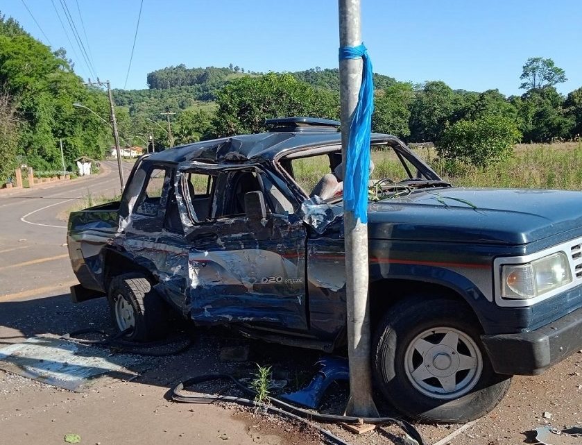 Três pessoas ficam presas às ferragens após colisão contra caminhão no Oeste de SC