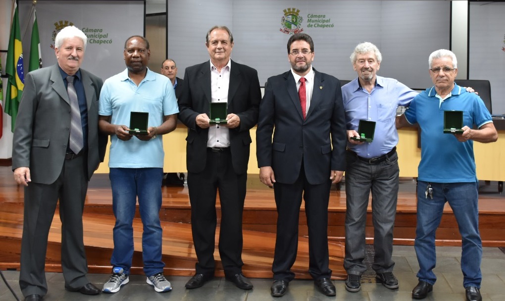 Câmara Municipal homenageia ex-atletas da Chapecoense