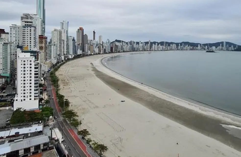 Vídeo: lagoa surge em faixa de areia alargada há 11 meses em Balneário Camboriú; entenda
