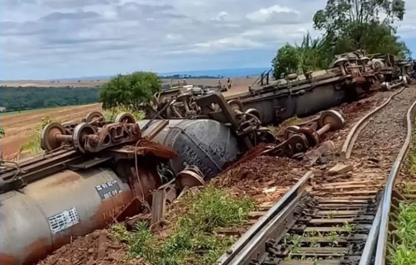 Vídeo: 10 vagões tombam em descarrilamento de trem no Norte do PR