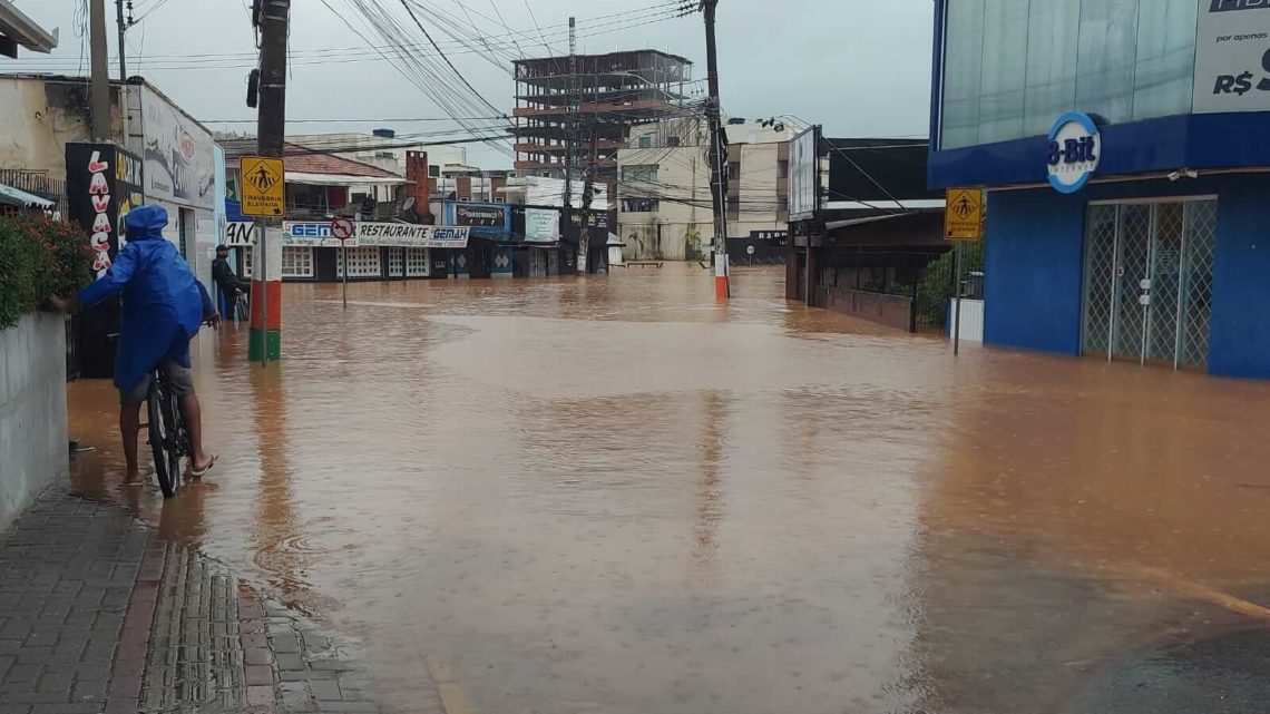 Irmãs morrem soterradas durante fortes chuvas em SC