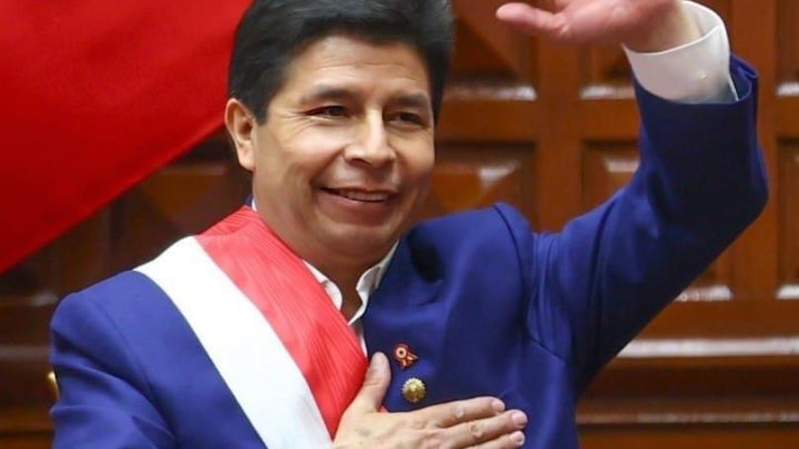 Presidente do Peru declara golpe e fecha congresso