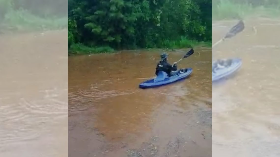 Morador anda de caiaque nas ruas do bairro Colatto devido inundação causada pela chuva