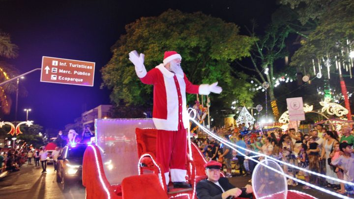 Desfile e shows de Natal encantam moradores de Chapecó