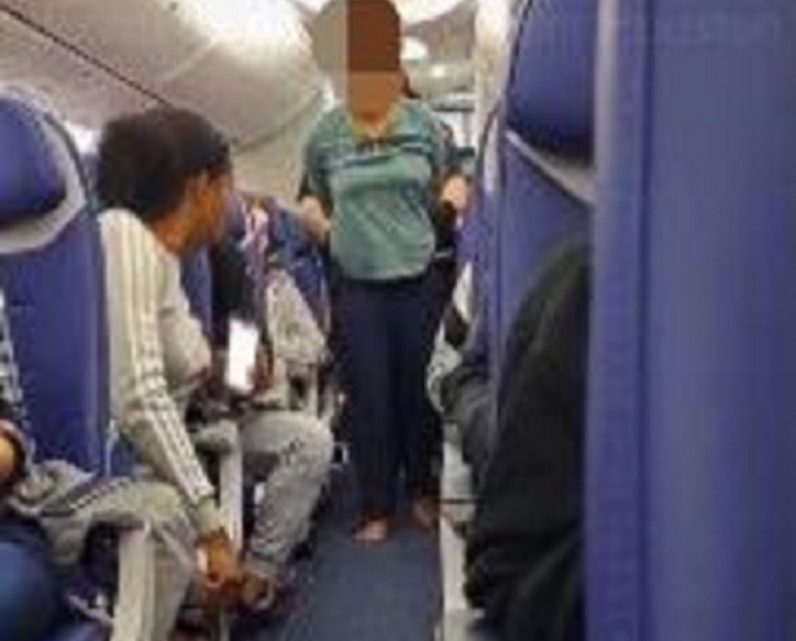 Passageira tenta abrir porta de avião durante voo e diz que ‘jesus quem pediu’