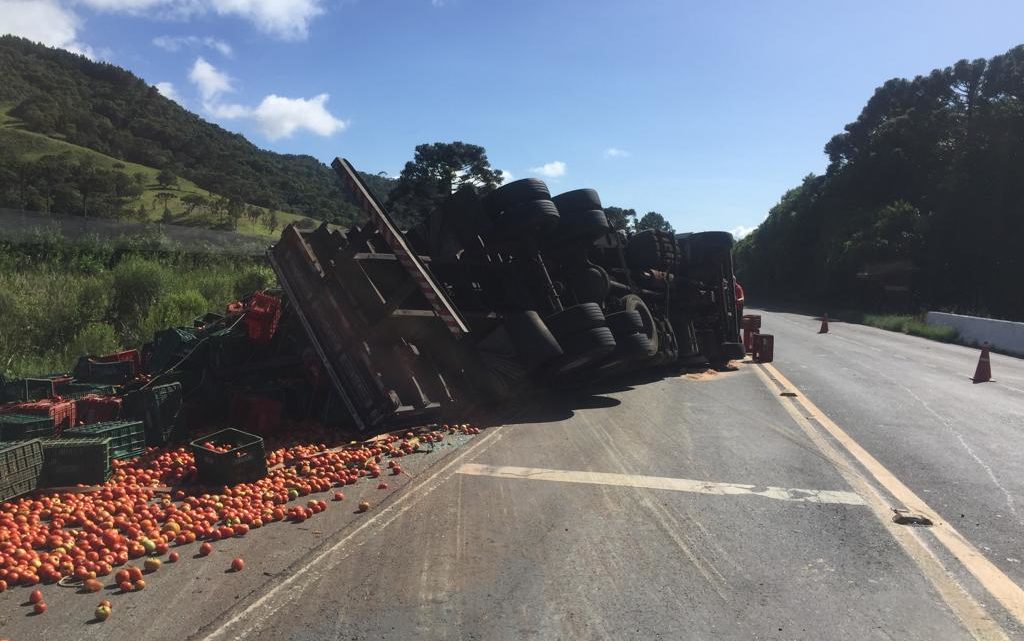 Motorista fica ferido após caminhão carregado de tomate tombar na BR-282 em Bom Retiro