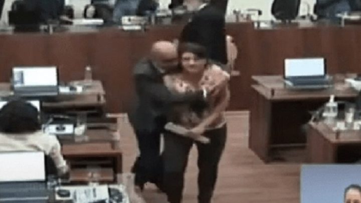Vídeo: vereadora é abraçada e se esquiva para não ser beijada por colega na Câmara