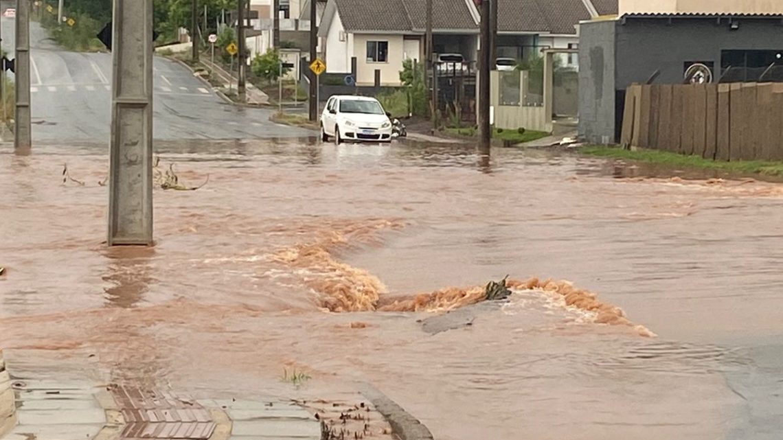 Fortes chuvas causam alagamentos no Oeste de SC; veja imagens