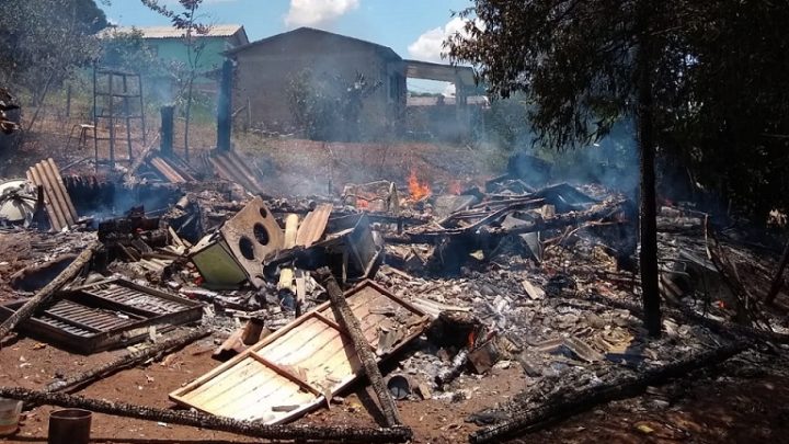 Casa é destruída pelo fogo em Chapecó