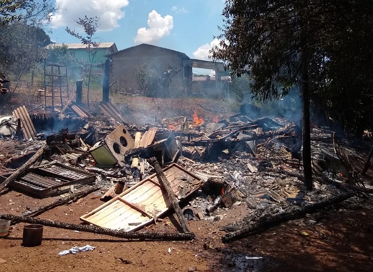 Casa é destruída pelo fogo em Chapecó