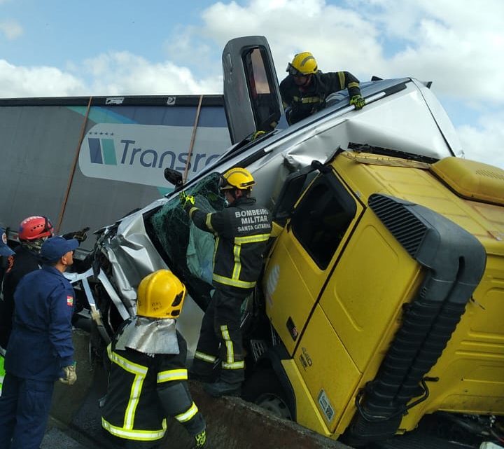 Vídeo: carreta prensa carros e deixa duas pessoas mortas na BR-101 em SC